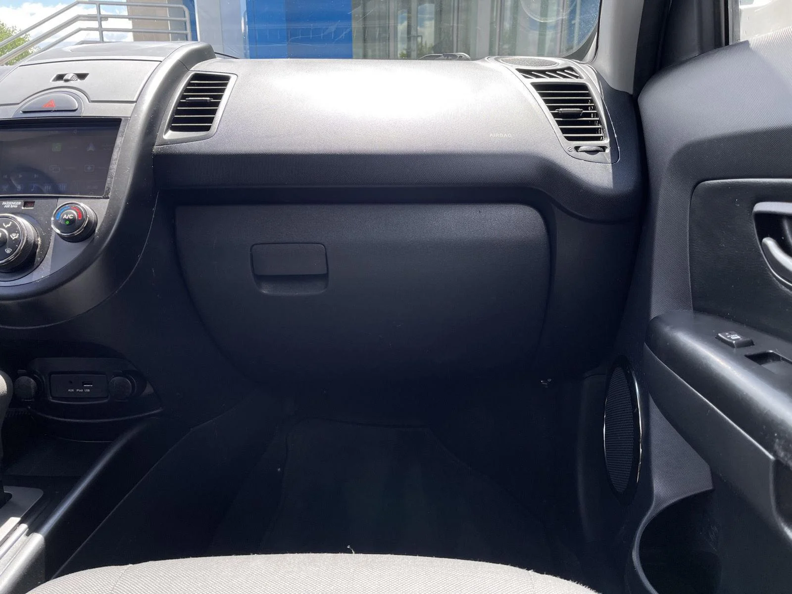 Used 2010 Clear White Kia + image 24
