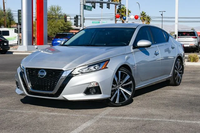 Used 2019 Silver Nissan 2.5 Platinum image 1