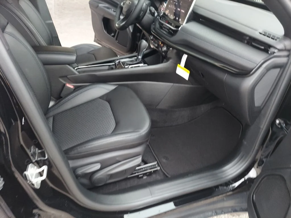 New 2026 Diamond Black Crystal Pearlcoat Jeep Latitude image 33