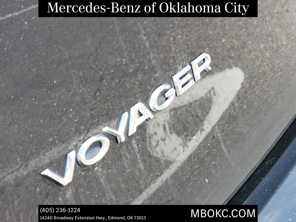 Used 2022 Brilliant Black Crystal Pearlcoat Chrysler LX image 9