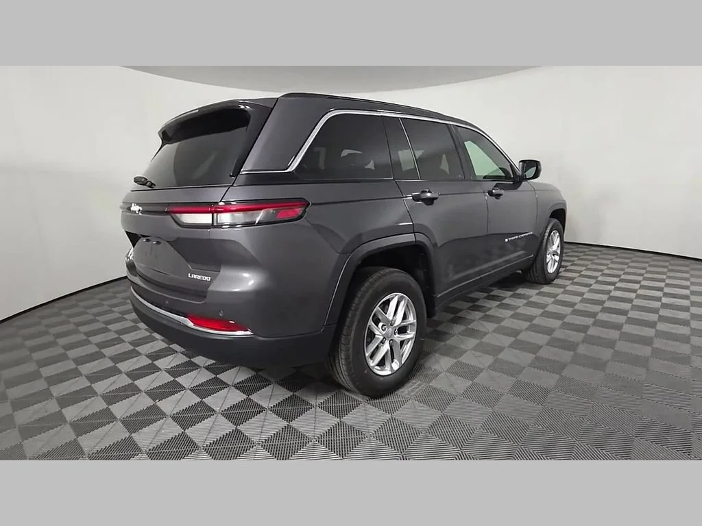 New 2026 Baltic Gray Metallic Clear-Coat Exterior Paint Jeep Laredo image 32