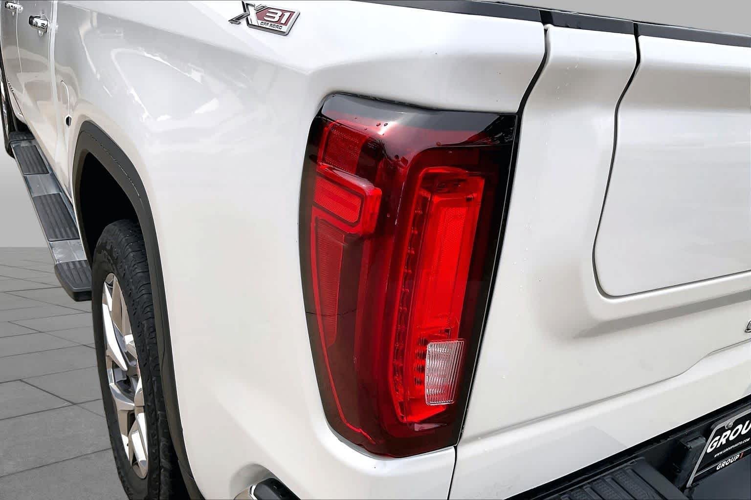 Used 2022 White Frost Tricoat GMC SLT image 28