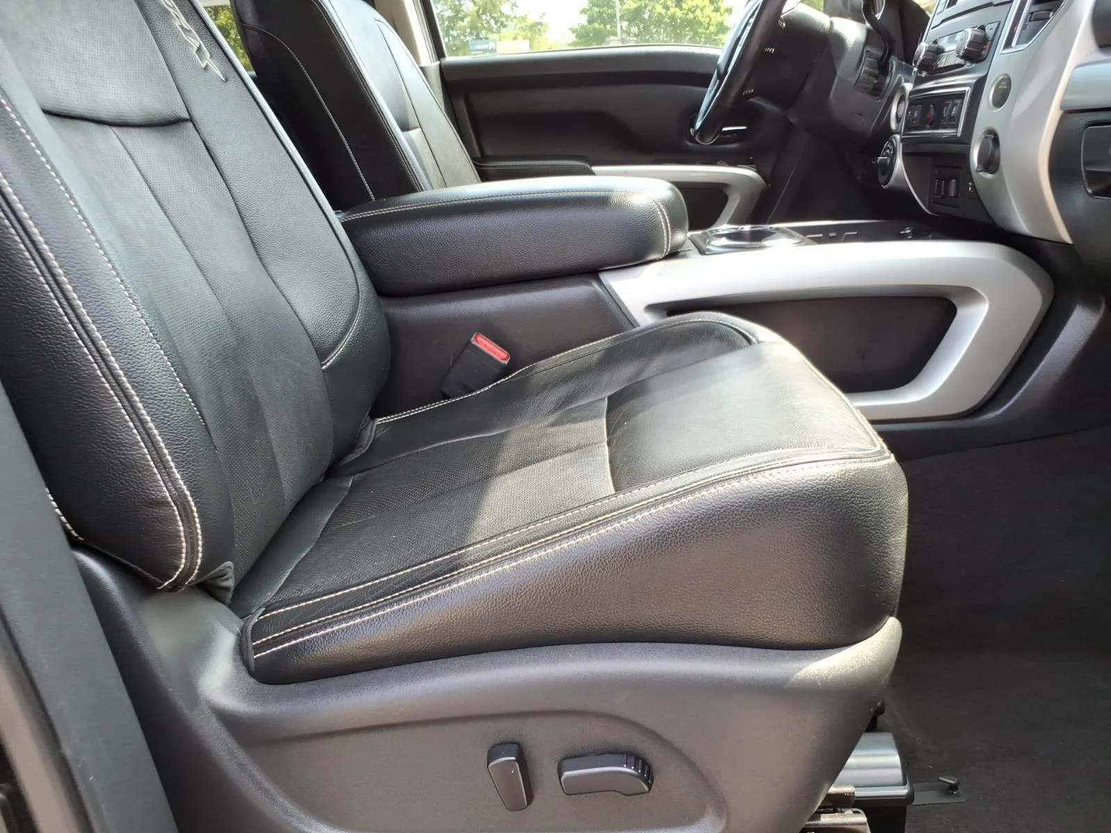 Used 2019 Magnetic Black Metallic Nissan PRO-4X image 20