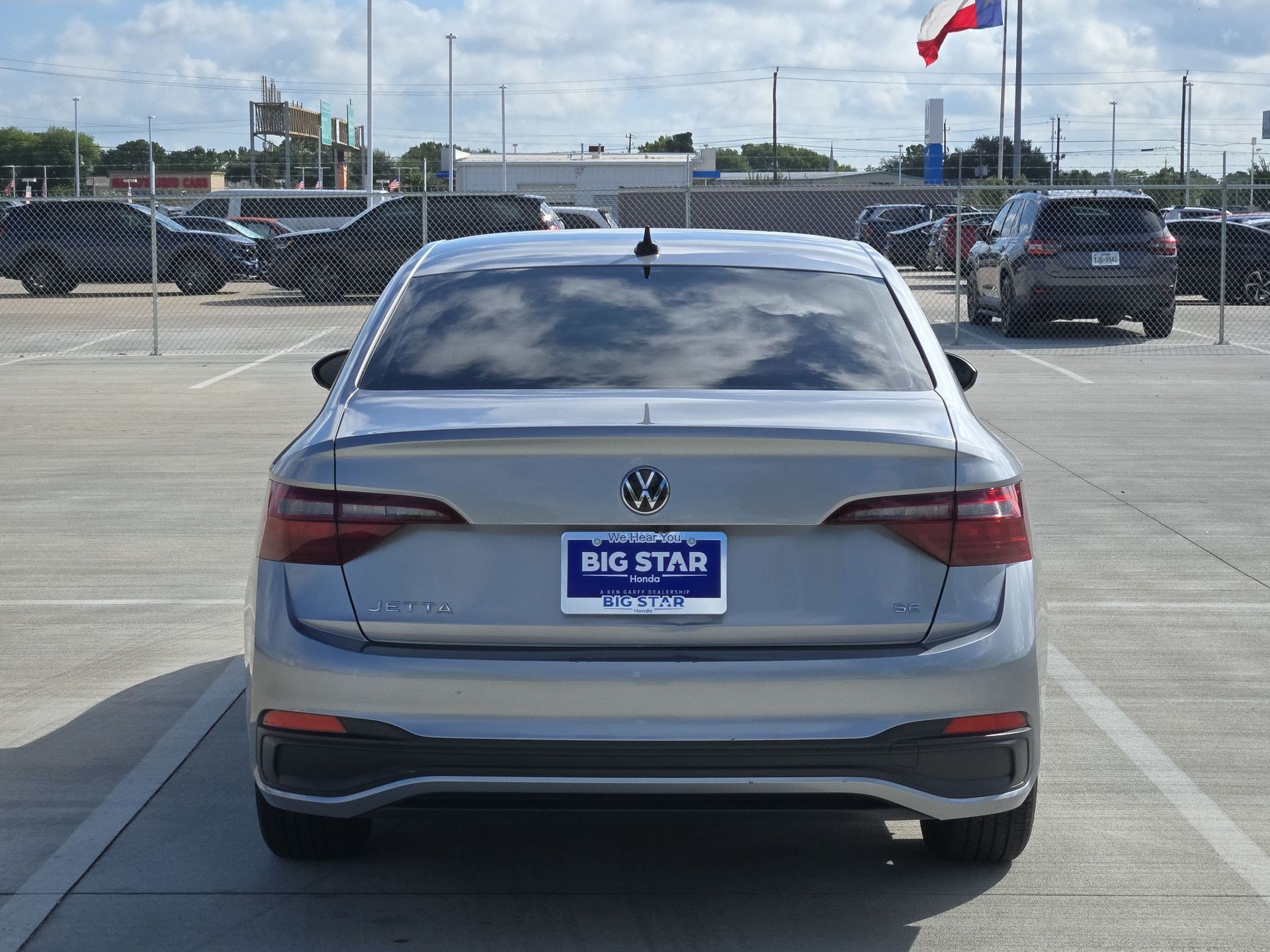Used 2024 Silver Volkswagen SE image 4