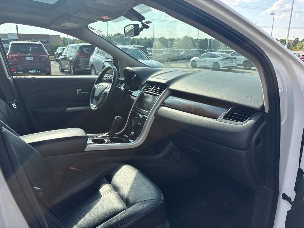 Used 2014 White Platinum Clearcoat Metallic Ford Limited image 26