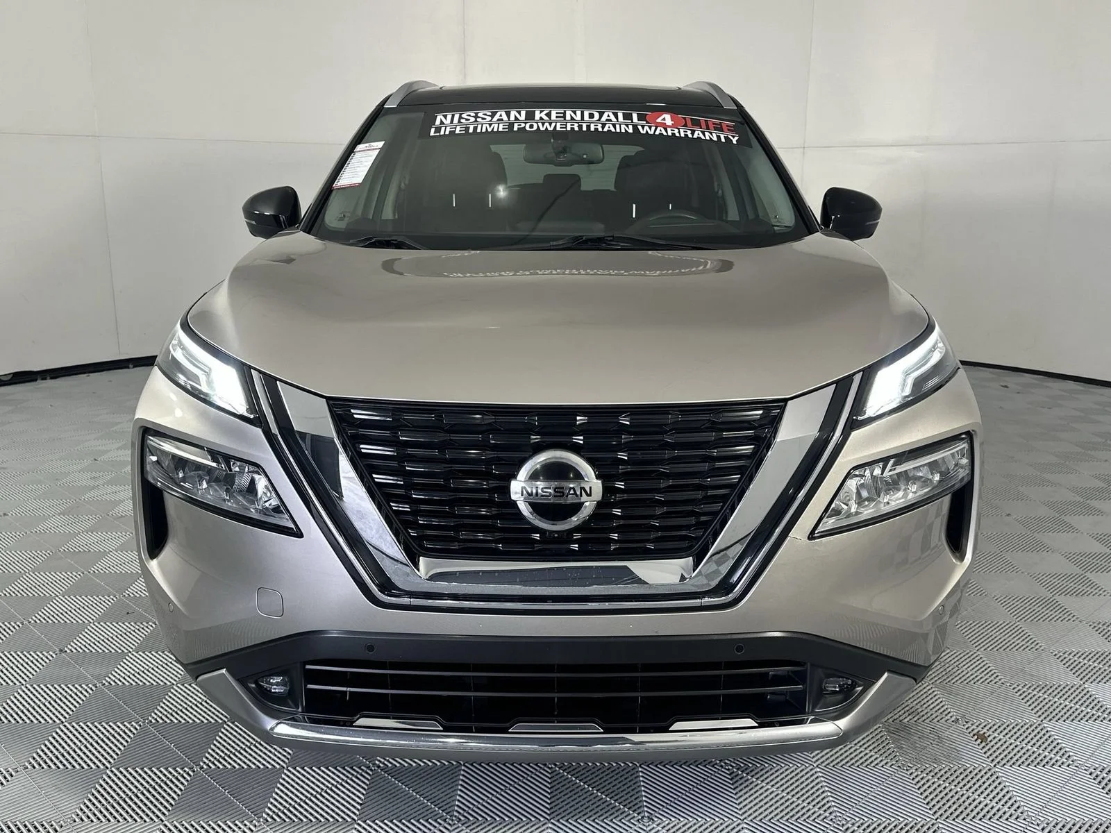 Certified Used 2021 Gold Nissan Platinum image 3