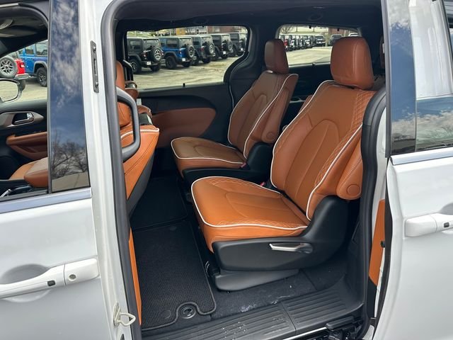 New 2026 Bright White Clear-Coat Exterior Paint Chrysler Pinnacle image 13
