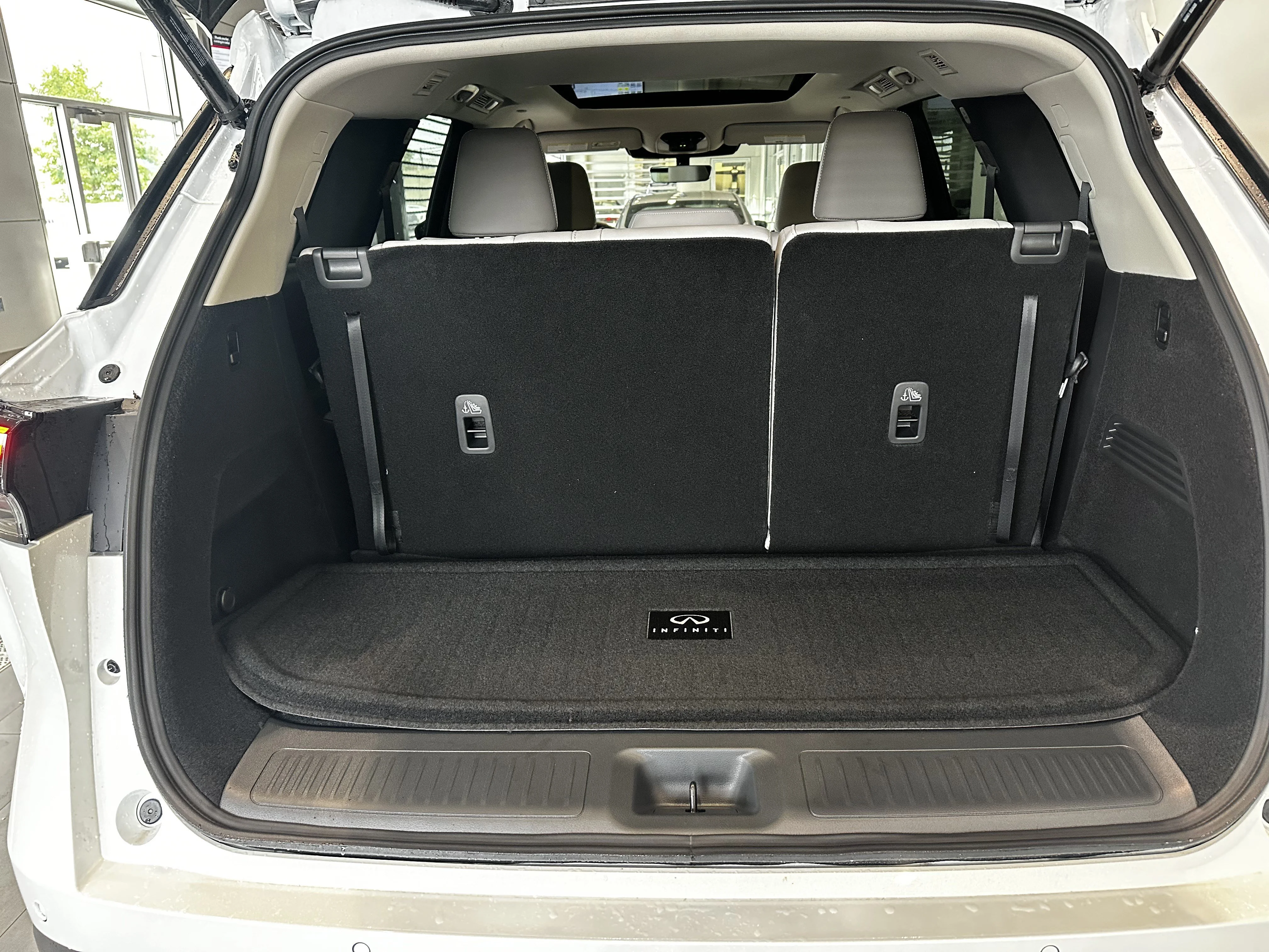 New 2027 RADIANT WHITE INFINITI Luxe AWD image 9