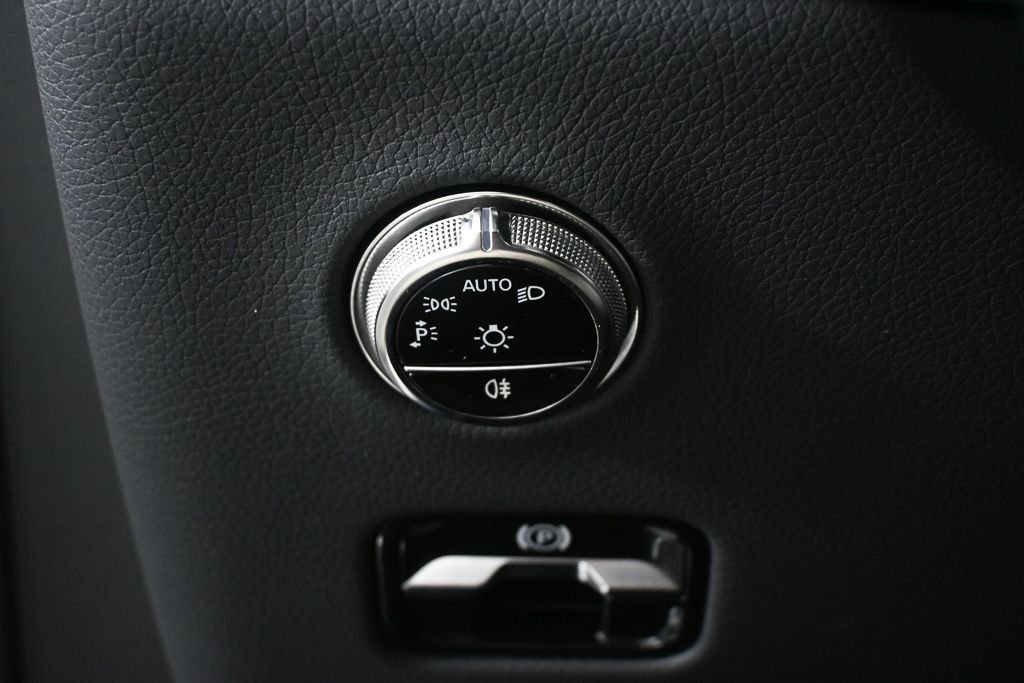 Used 2025 Silver Mercedes-Benz GLC 300 image 9