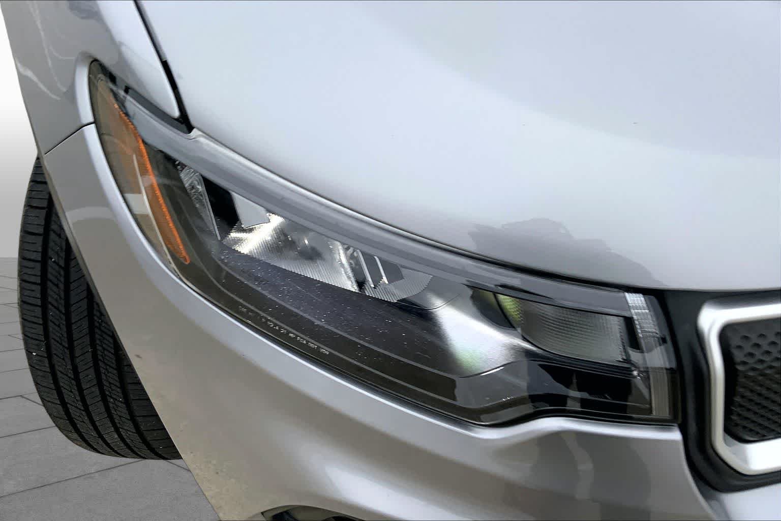 Used 2022 Billet Silver Metallic Clearcoat Jeep Latitude image 27