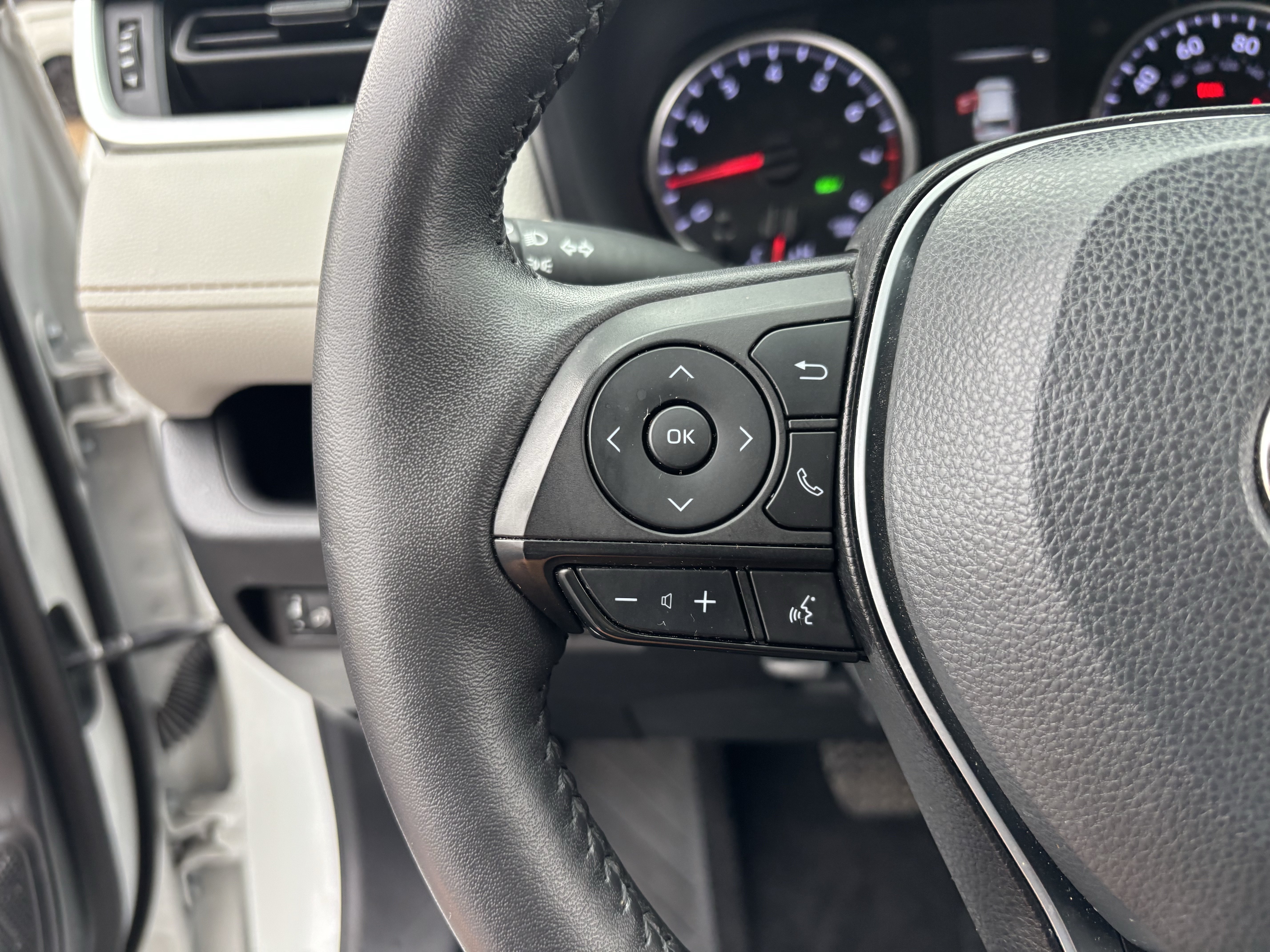 Used 2022 White Toyota XLE image 26