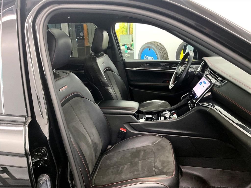 Used 2022 Diamond Black Crystal Pearlcoat Jeep Trailhawk image 11