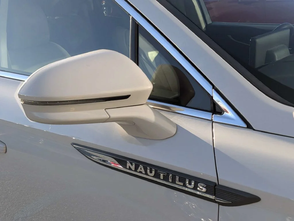 Used 2022 Pearl Metallic Lincoln Reserve image 9