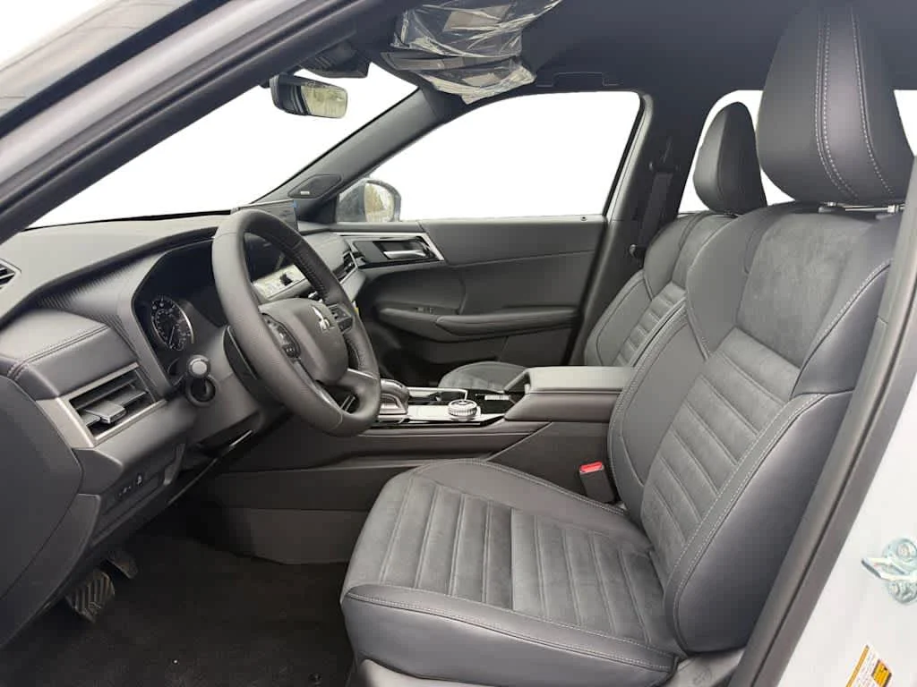 New 2026 White Diamond Mitsubishi LE image 10
