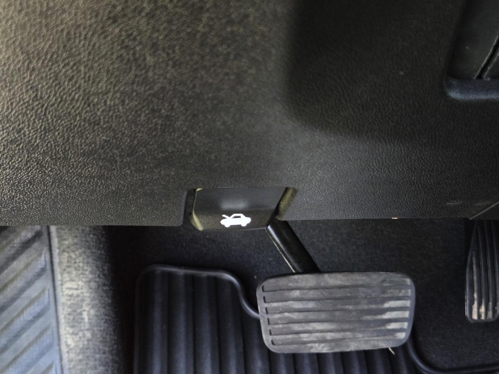 Used 2025 Summit White Chevrolet LT image 31