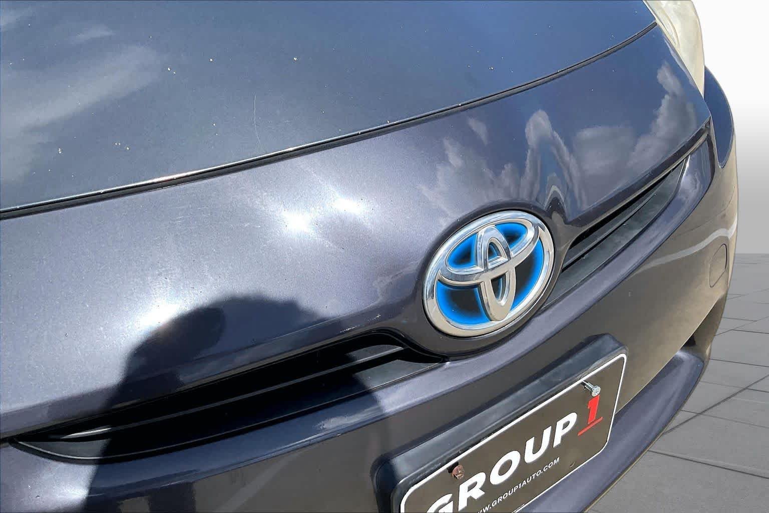 Used 2011 Winter Gray Metallic Toyota I image 28