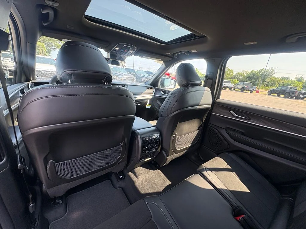 New 2026 Silver Zynith Exterior Paint Jeep Altitude image 26