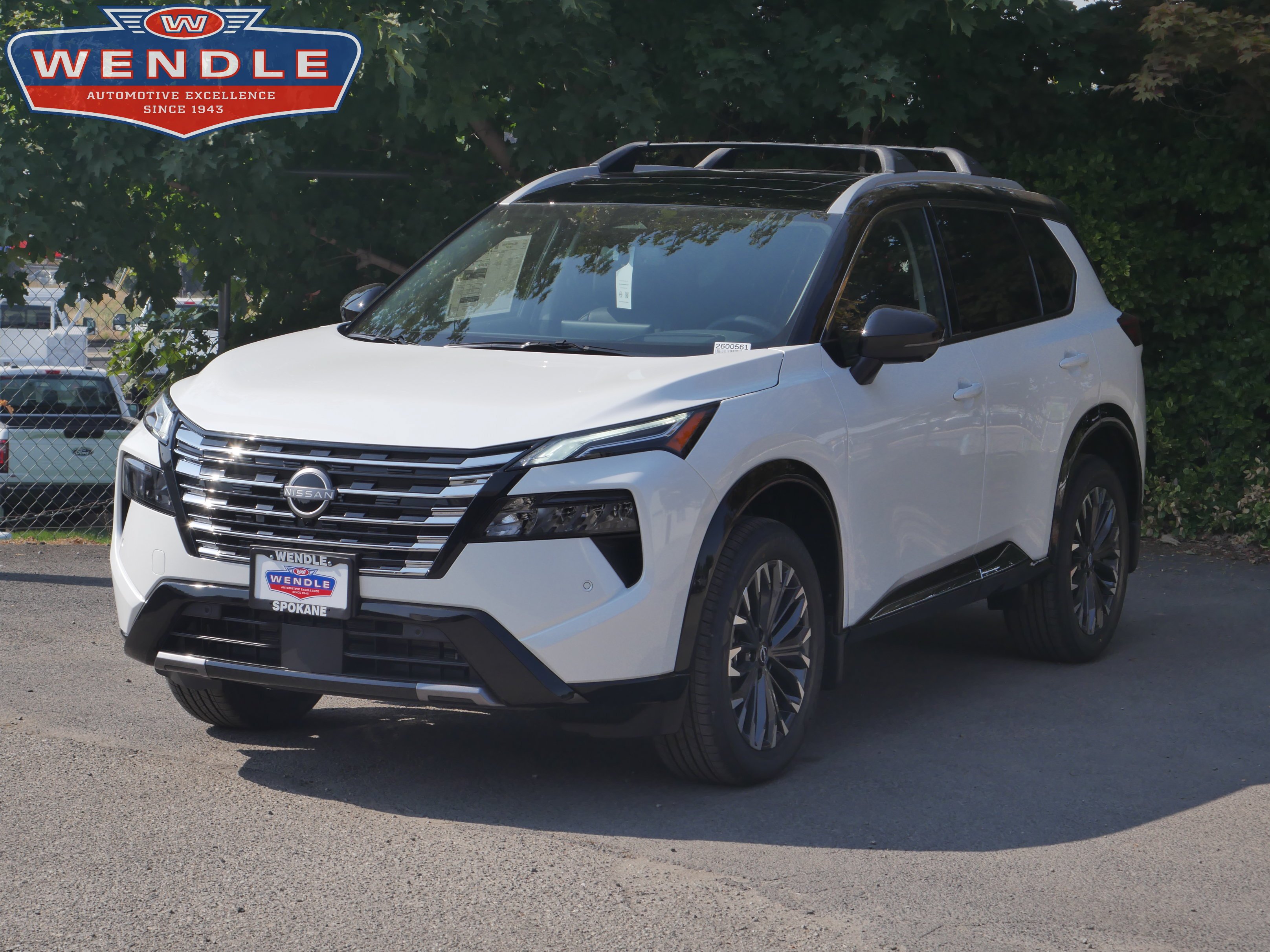 New 2026 Everest White Pearl TriCoat / Super Black Two-tone Nissan Platinum image 1
