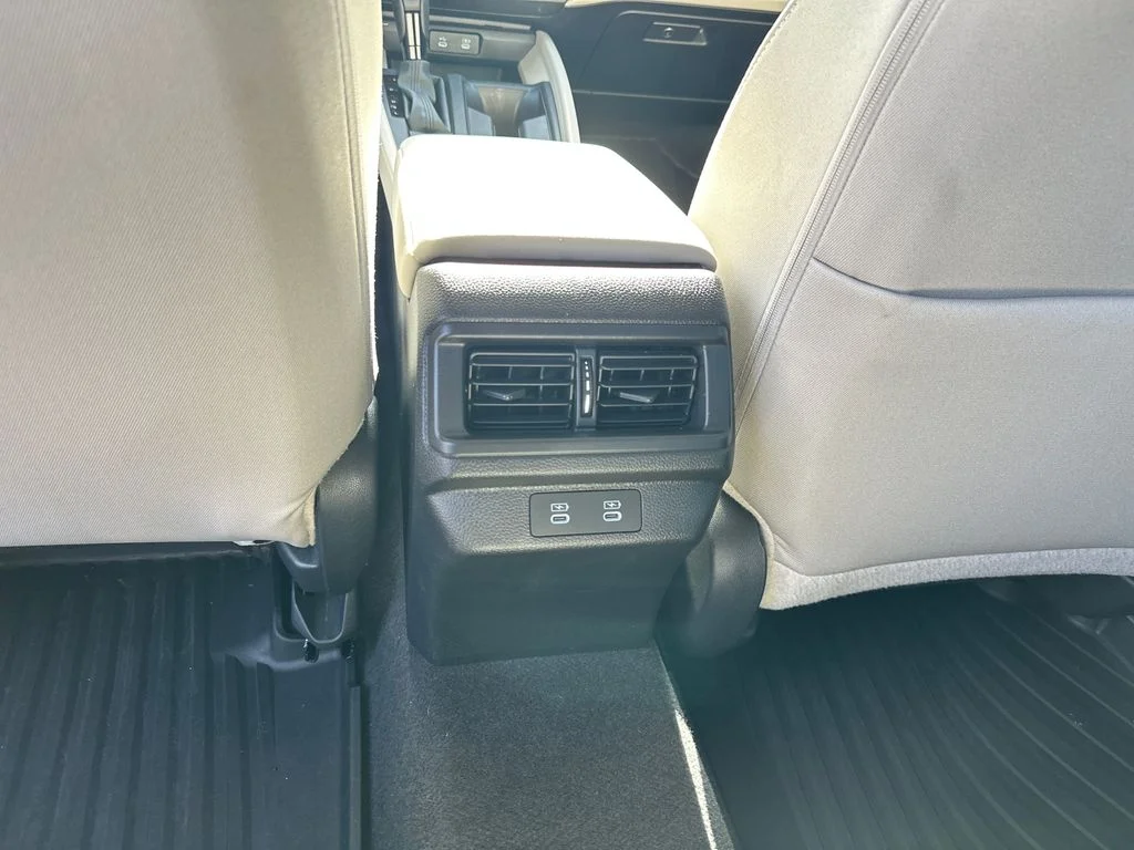 Used 2025 White Honda SE image 32