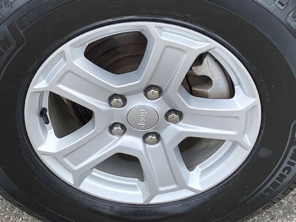 Used 2022 Red Jeep Sport S image 27