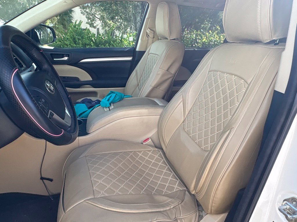 Used 2014  Toyota XLE image 3