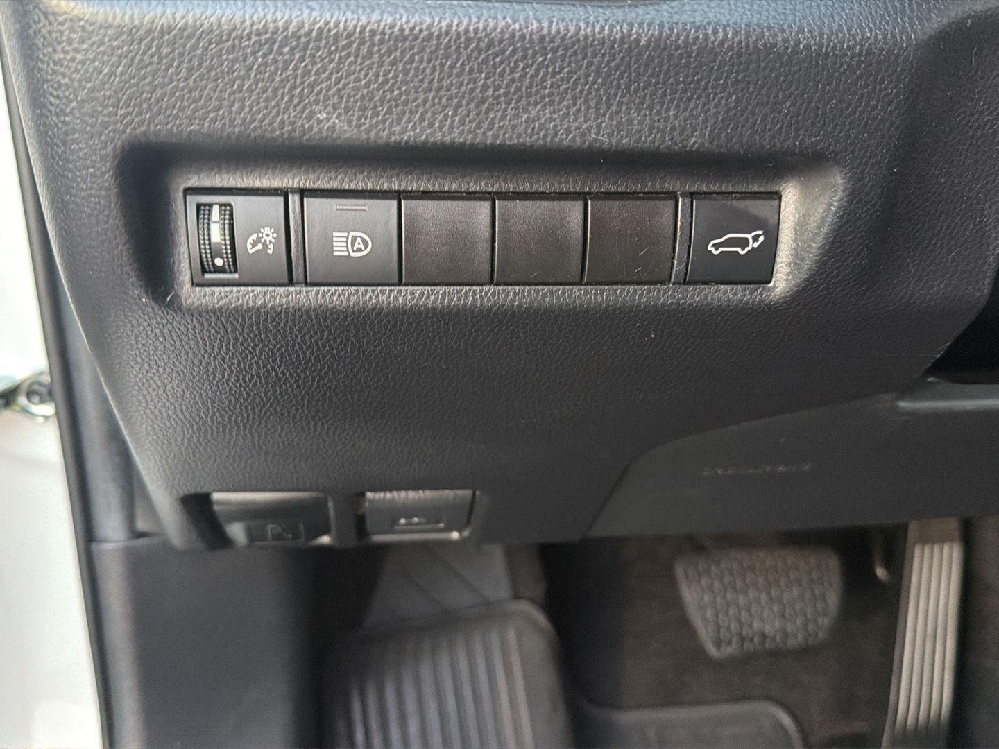 Used 2022 White Toyota XLE image 19