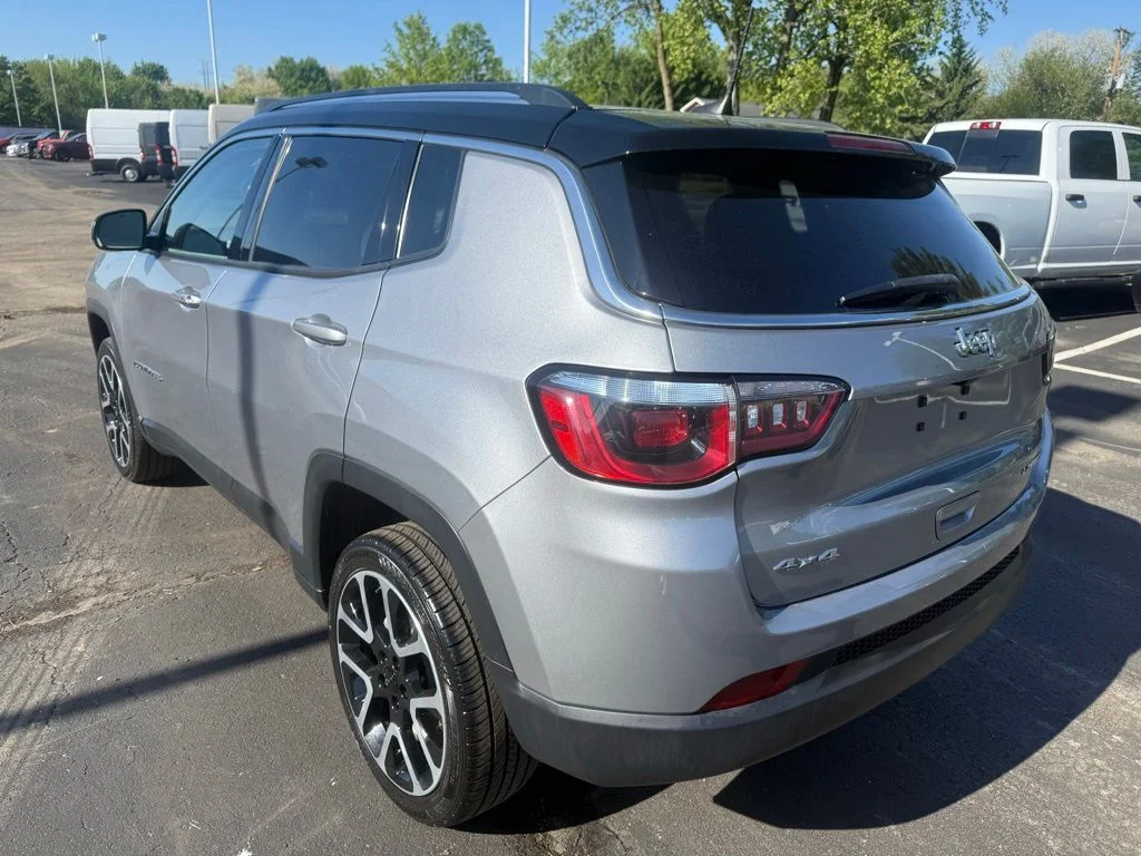 Used 2018 Silver Jeep Limited image 4