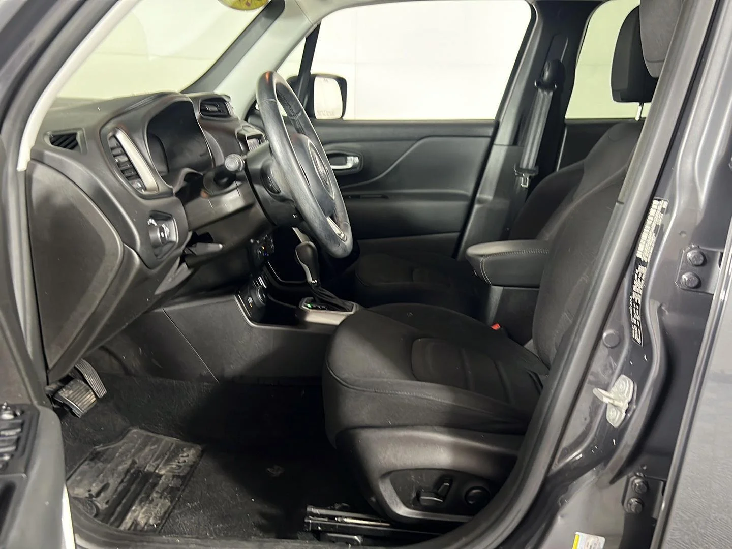 Used 2022 Graphite Gray Jeep Latitude image 10