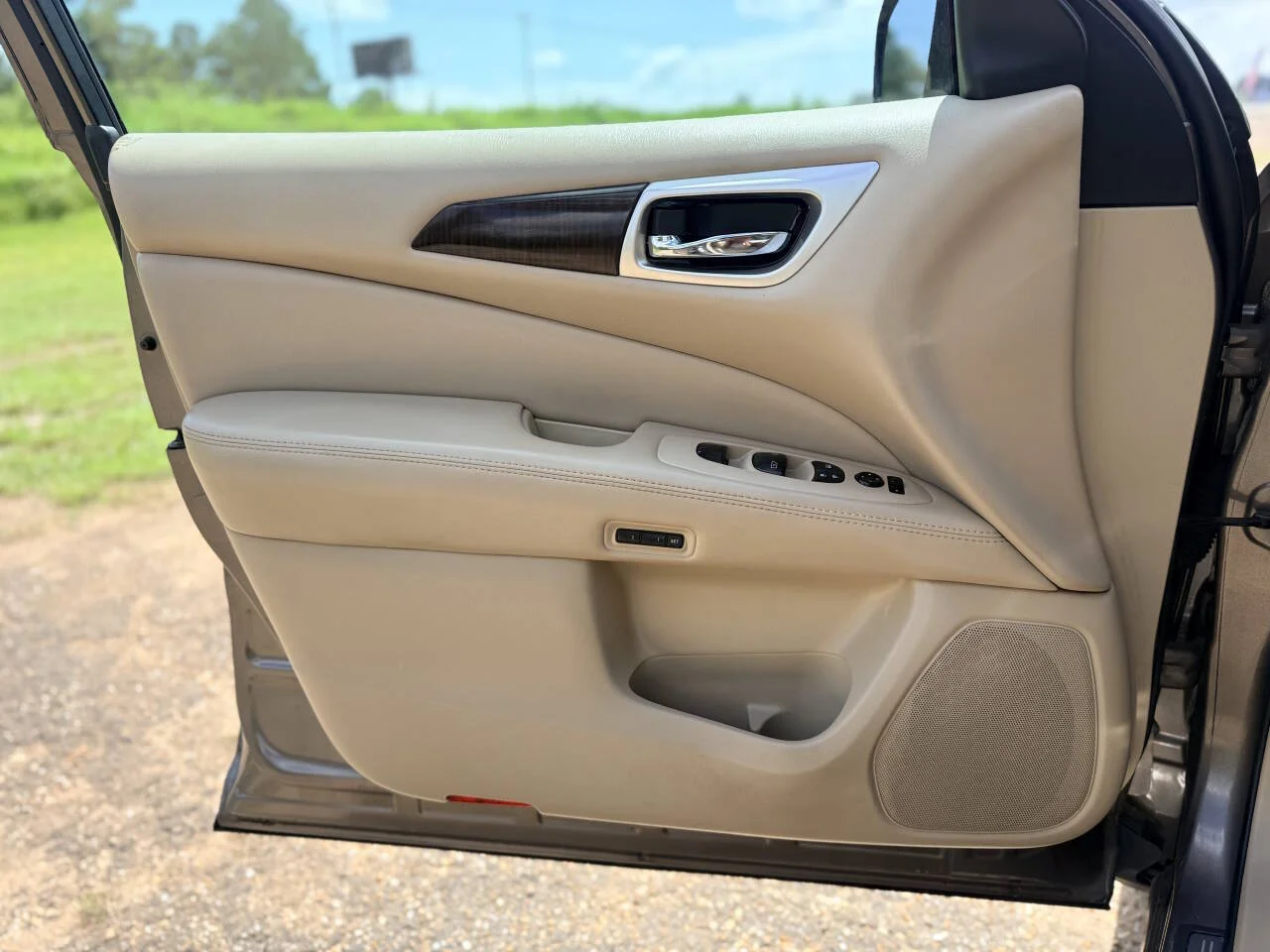 Used 2014 Tan Nissan SL 4dr SUV image 30