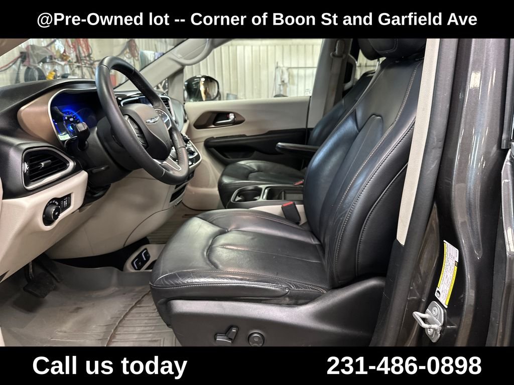 Used 2018 Gray Chrysler Touring L image 14