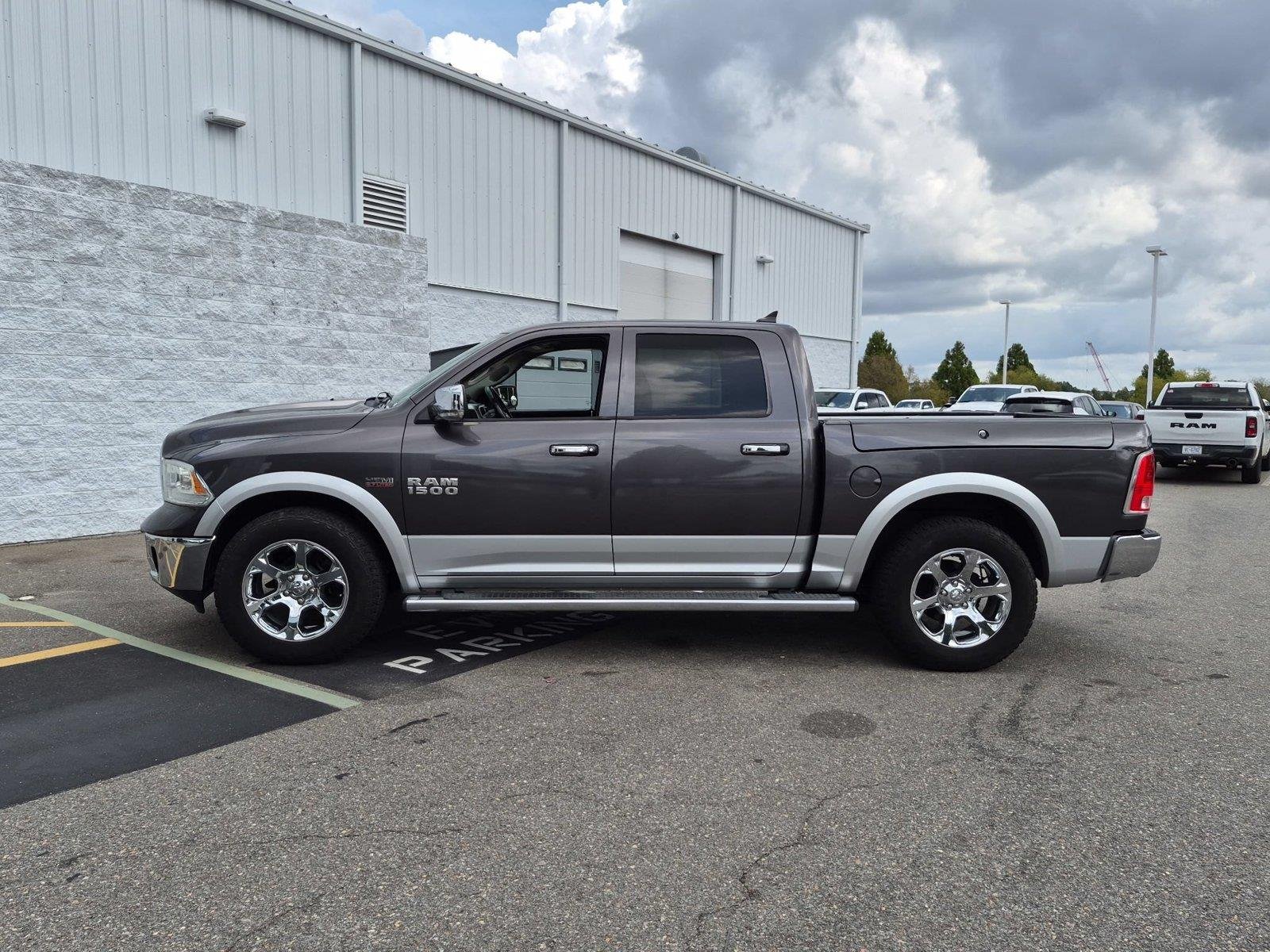 Used 2015  RAM TRUCK LARAM image 2