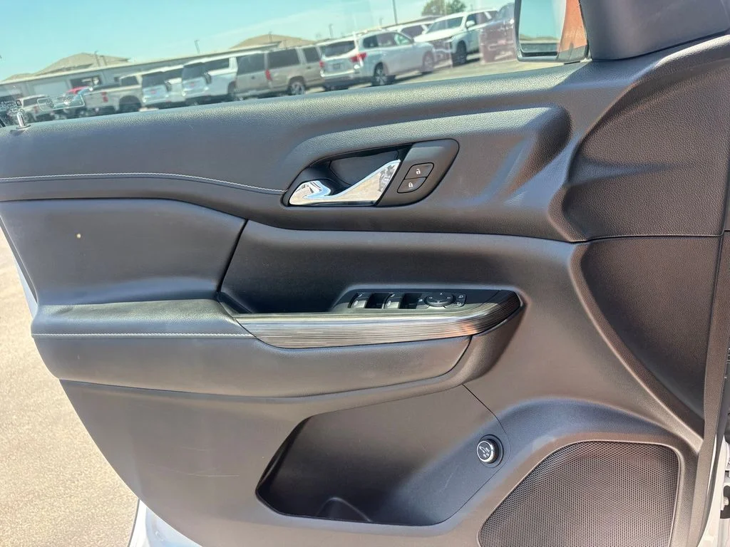 Used 2023 White GMC SLT image 23