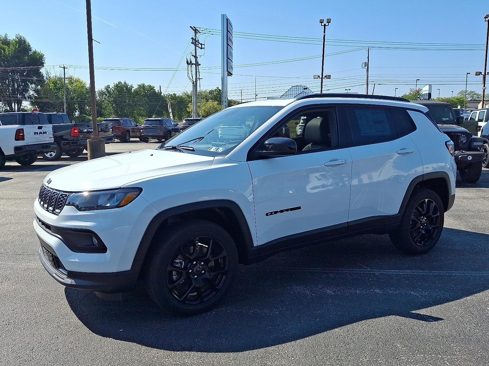 New 2025 Bright White Clear-Coat Exterior Paint Jeep Latitude image 4