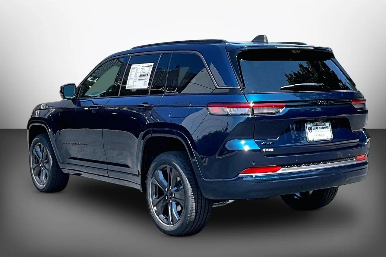 New 2027 Fathom Blue Pearl-Coat Paint Jeep Limited Reserve image 6