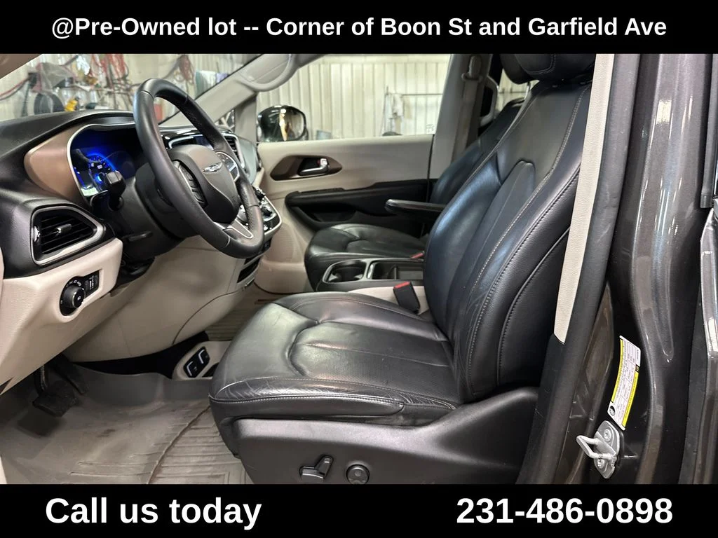 Used 2018 Gray Chrysler Touring L image 14