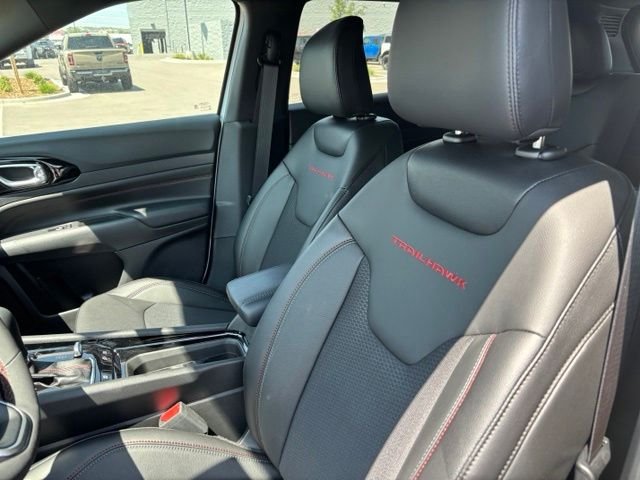 New 2026 Bright White Clear-Coat Exterior Paint Jeep Trailhawk image 12