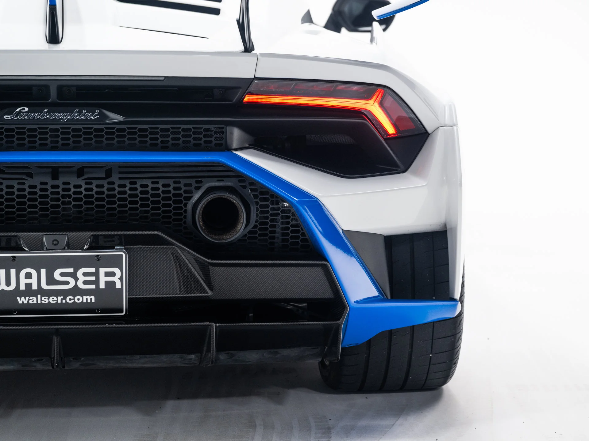 Used 2021 Bianco Asopo Metallic Lamborghini  image 28