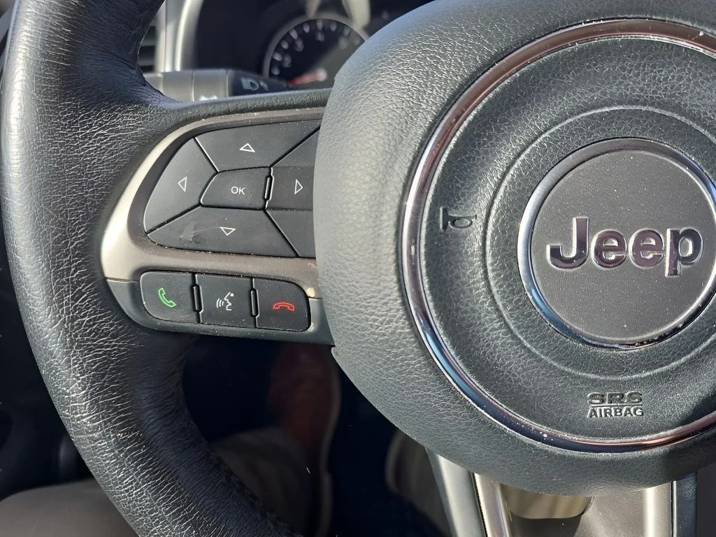 Used 2022  Jeep Latitude image 14