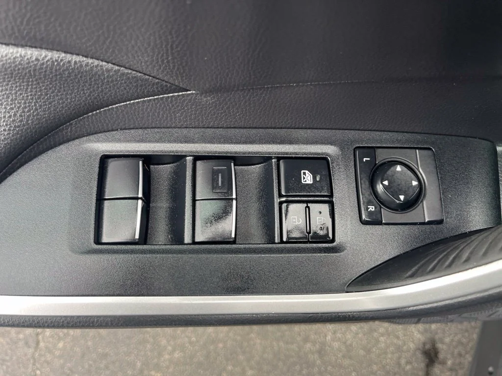 Used 2020 Midnight Black Metallic Toyota XLE Premium image 18