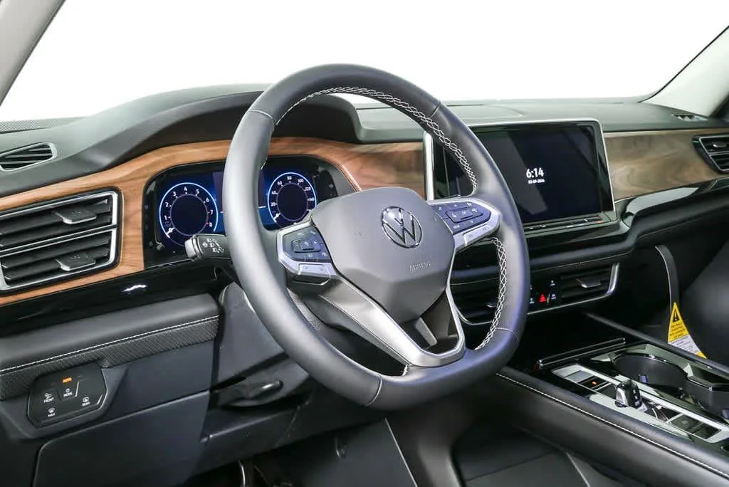 New 2026 Opal White Pearl Volkswagen 2.0T SE w/Technology image 4