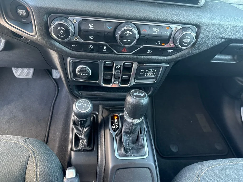 Used 2025 White Jeep Sport S image 17