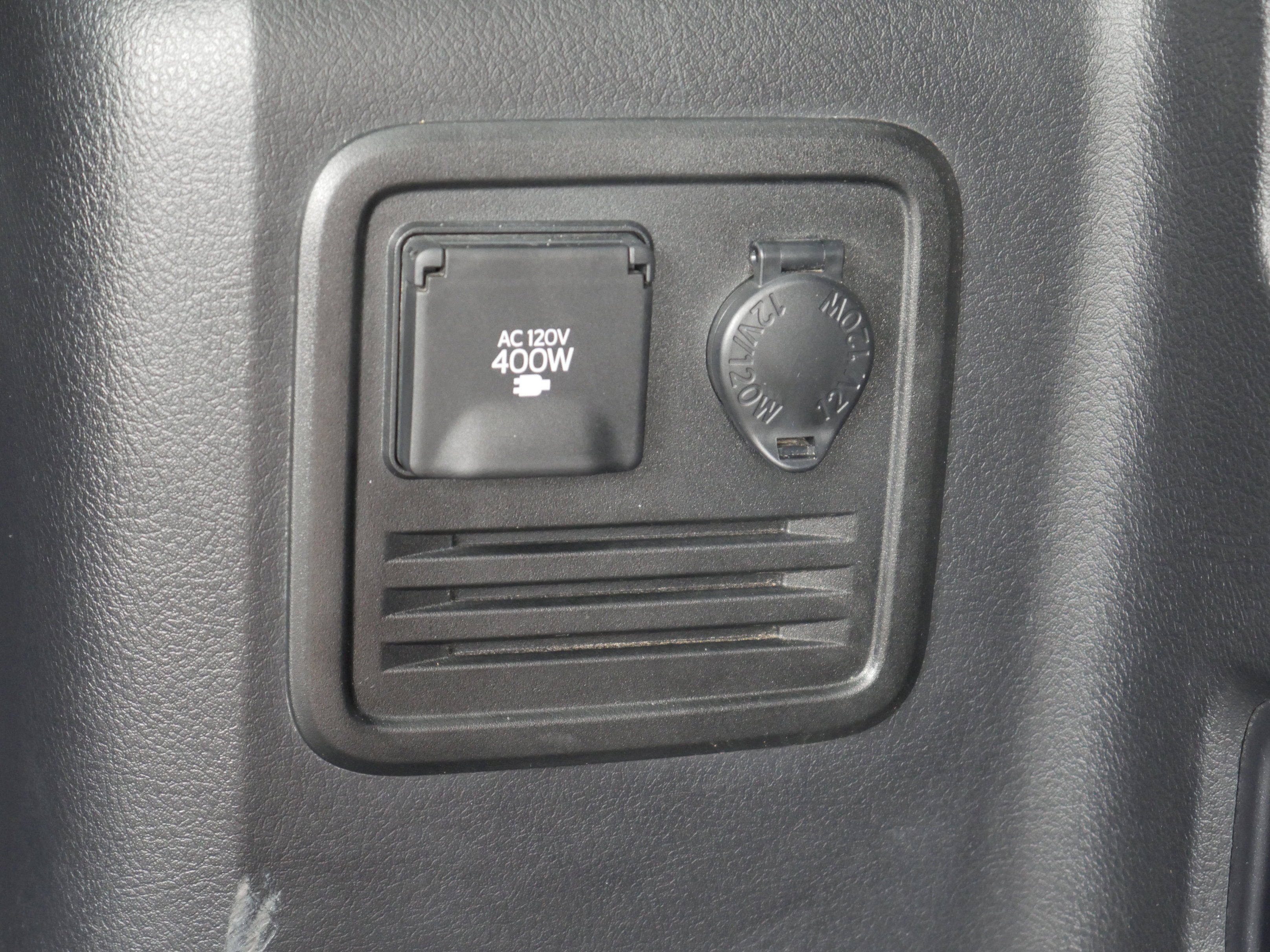 Used 2018 Classic Silver Metallic Toyota SR5 image 21
