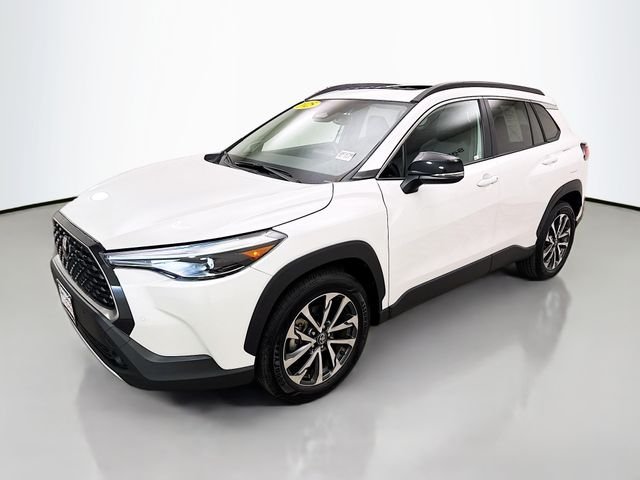 Used 2025 Beige Toyota XLE image 3