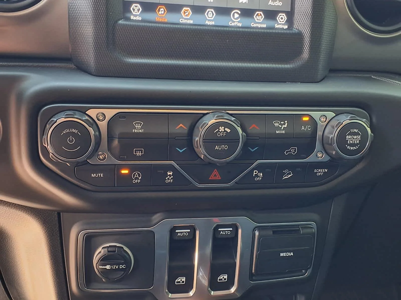 Used 2019  Jeep Sport S image 18