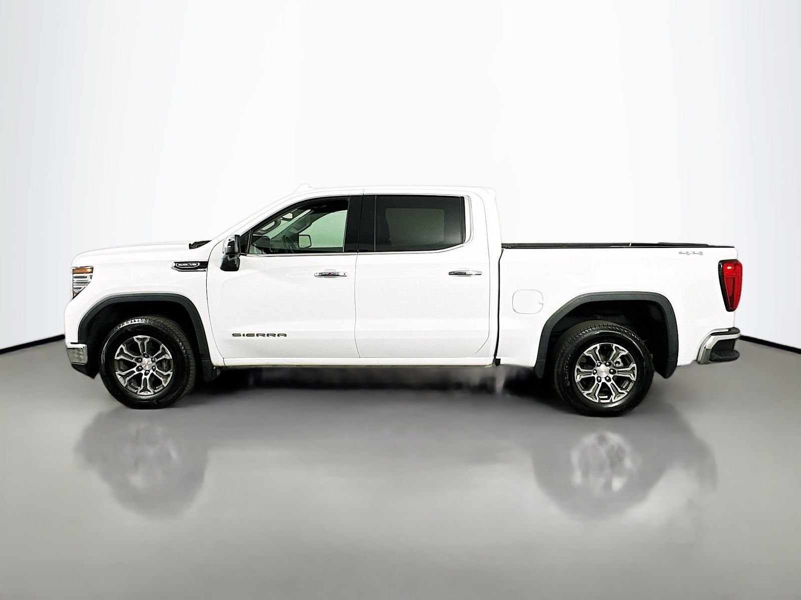 Used 2025 Summit White GMC SLT image 4