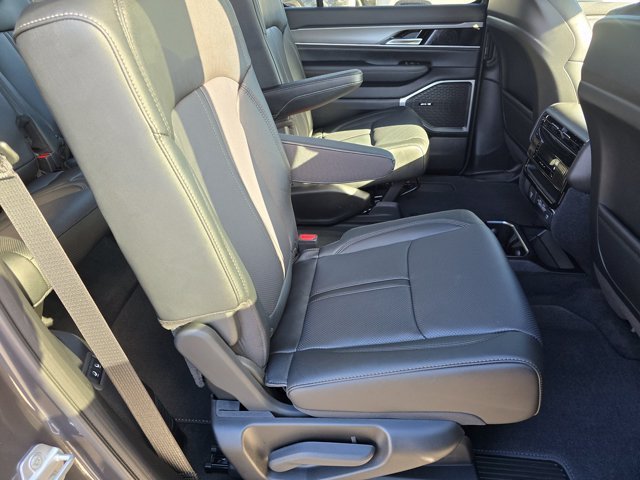 New 2026 Baltic-Gray Metallic Clear-Coat Exterior Paint Jeep Limited Altitude image 35