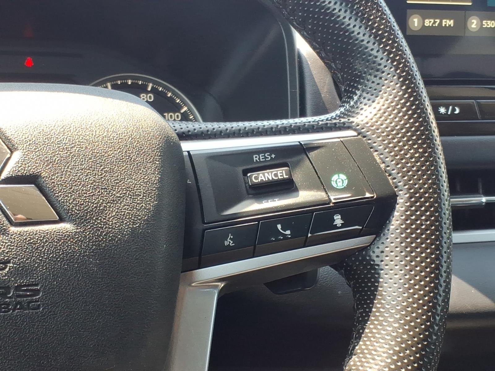 Used 2025  Mitsubishi SE image 28