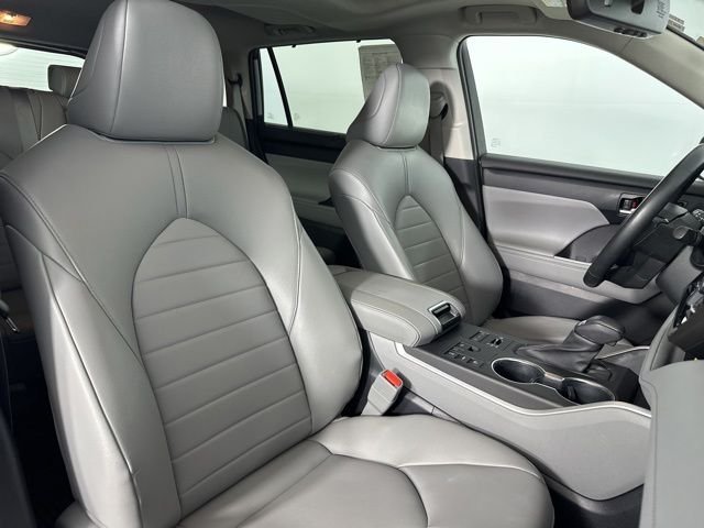 Used 2023 Silver Toyota XLE image 27