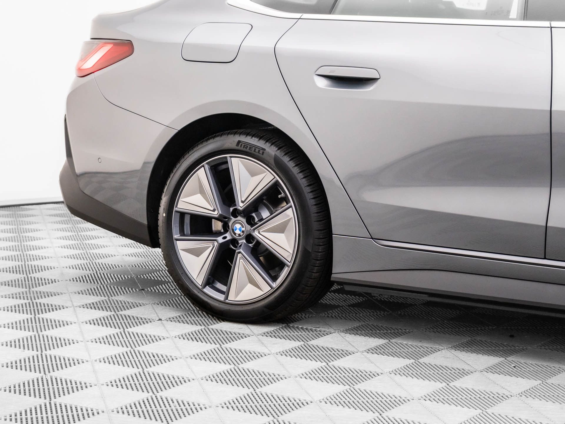New 2026 Skyscraper Grey Metallic BMW xDrive40 image 35