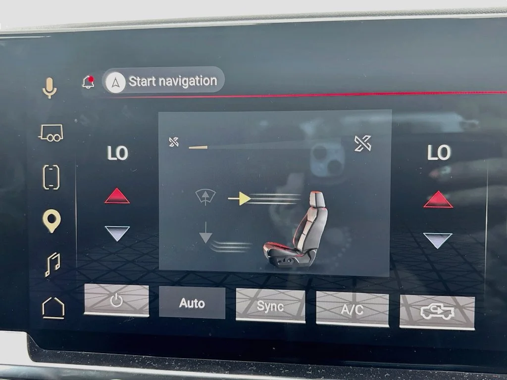 Used 2025 Summit White GMC Elevation image 31
